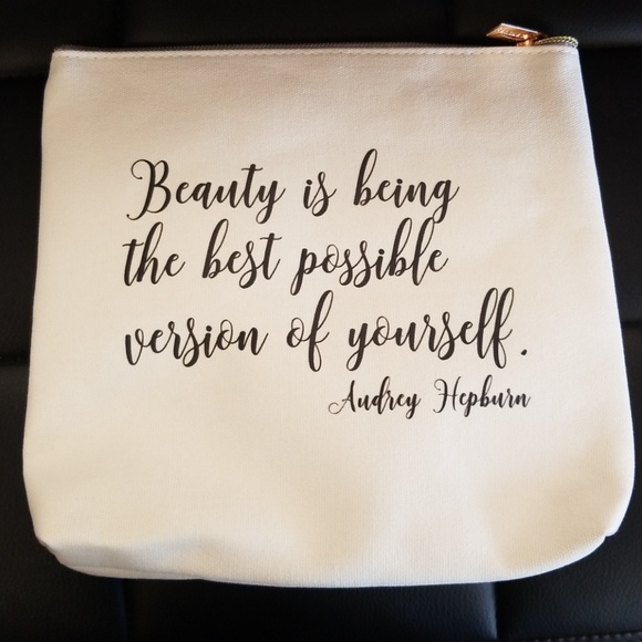 5 for $25 Red lips cosmetic bag - Picture 2 of 3